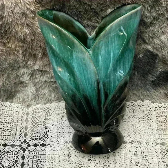 Vintage Blue Mountain Pottery BMP Large Open Leaf  Style Vase, Green Glaze - Picture 7 of 16